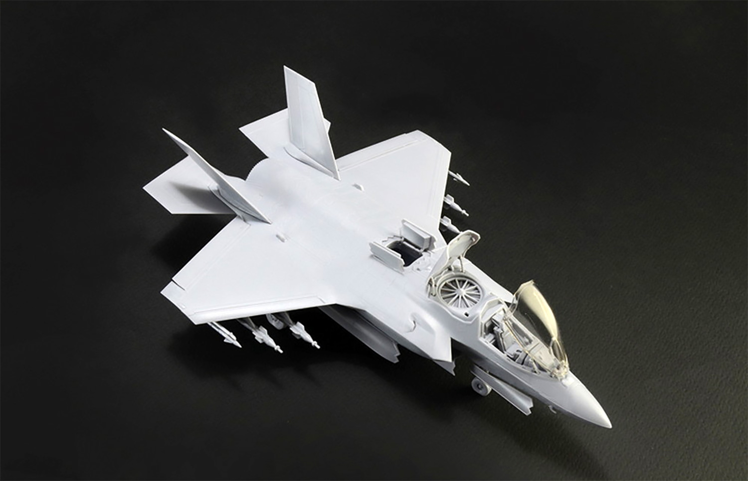 イギリス海軍 F-35B ライトニング 2 STOVL バージョン プラモデル (イタレリ 1/72 航空機シリーズ No.1425) 商品画像_3