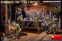 前線で夕食を取る兵士