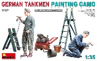 迷彩塗装中のドイツ戦車兵 + 塗装道具